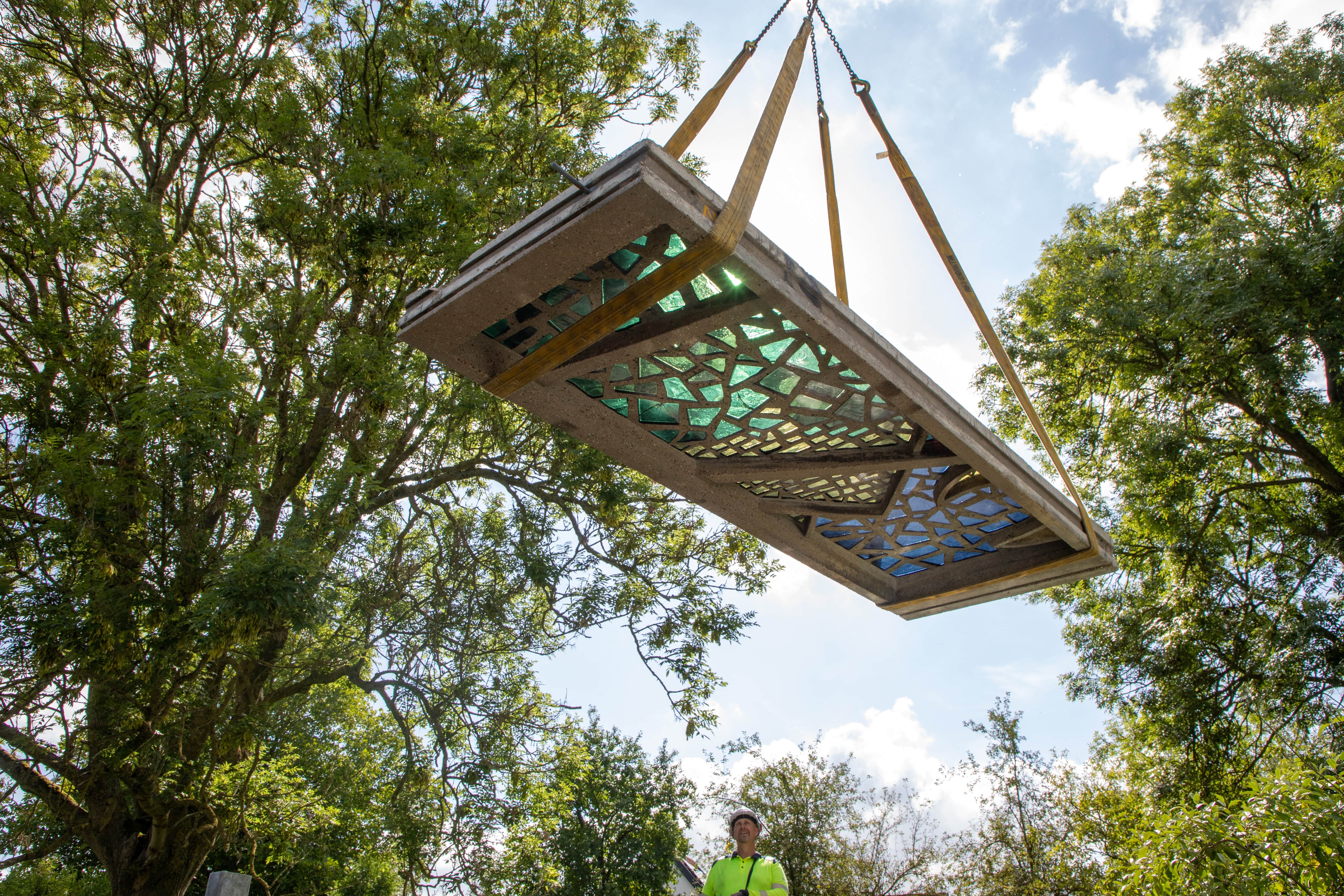 Veertien panelen glas-in-beton herplaatst in Rotterdam