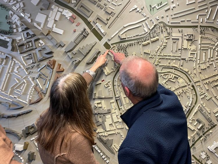 Twee Heemschutters bekijken een maquette bij de kennisbijeenkomst Post '65 erfgoed