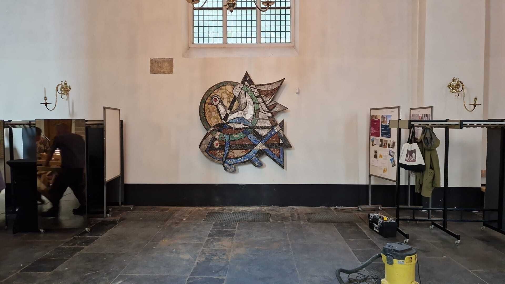Mozaïek Piet Kok herplaatst in Nicolaikerk in Utrecht