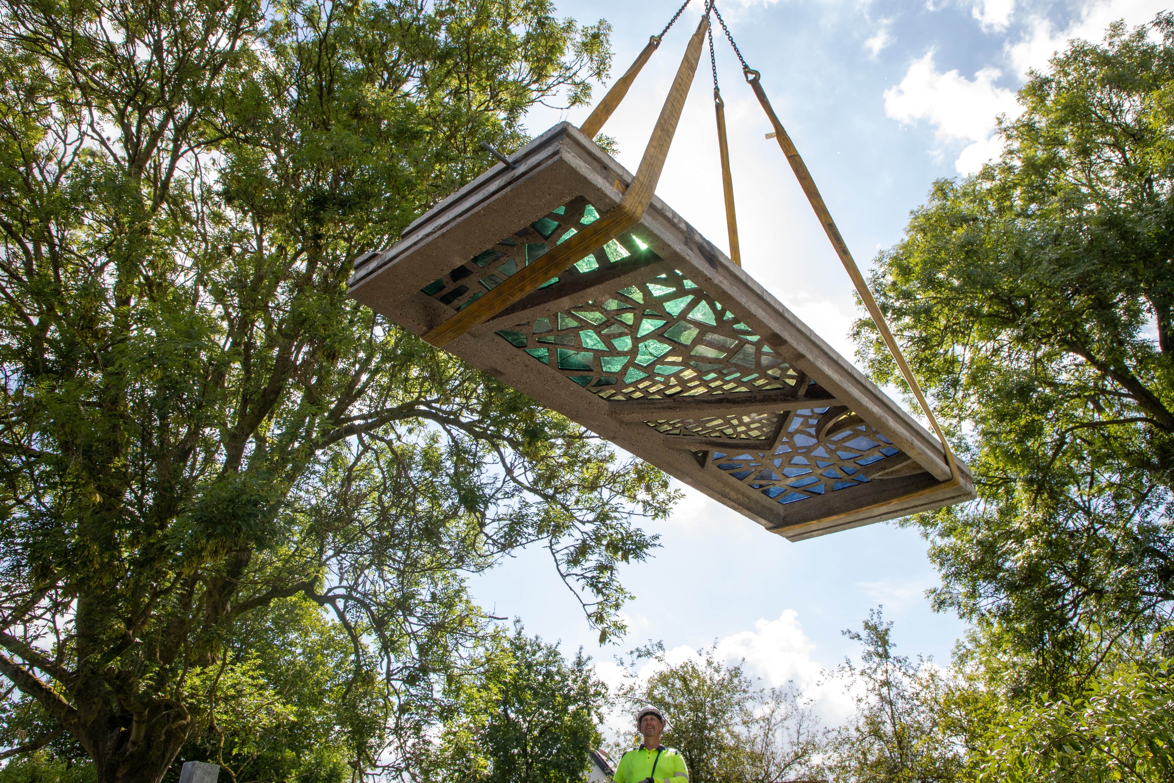 Veertien panelen glas-in-beton herplaatst in Rotterdam