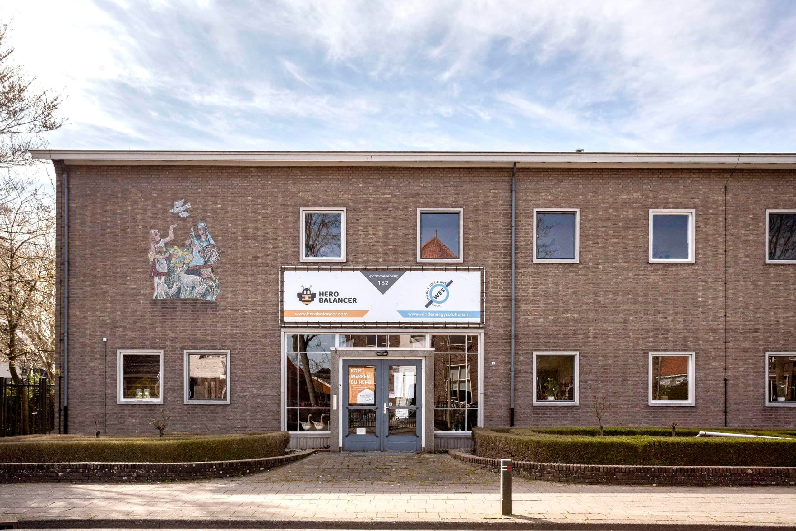 De entree van de voormalige huishoudschool aan de Spanbroekerweg_.jpg