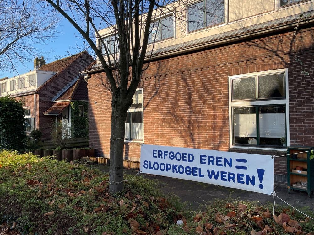 Spandoek met tekst 'Erfgoed eren = sloopkogel weren!