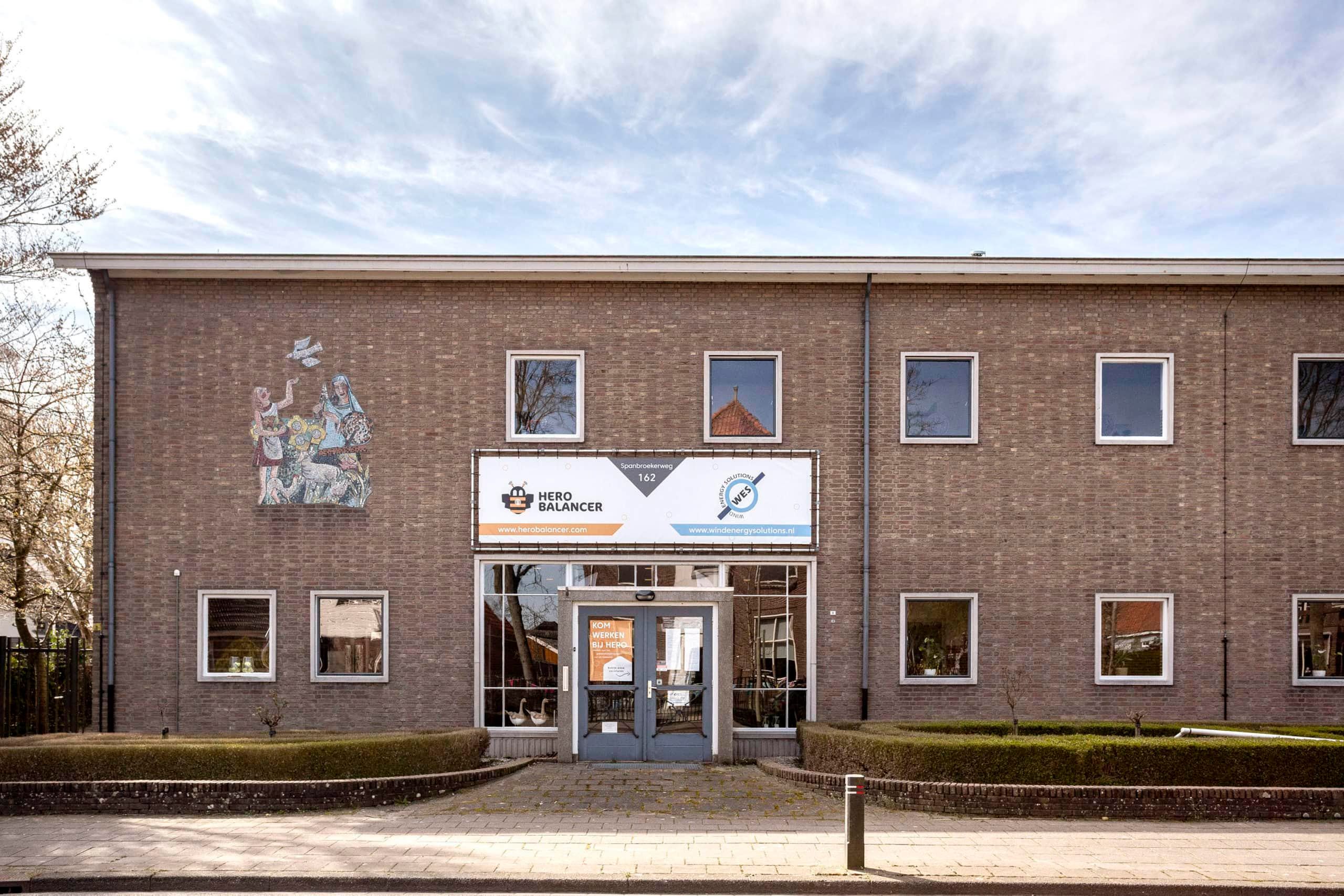 De entree van de voormalige huishoudschool aan de Spanbroekerweg_.jpg
