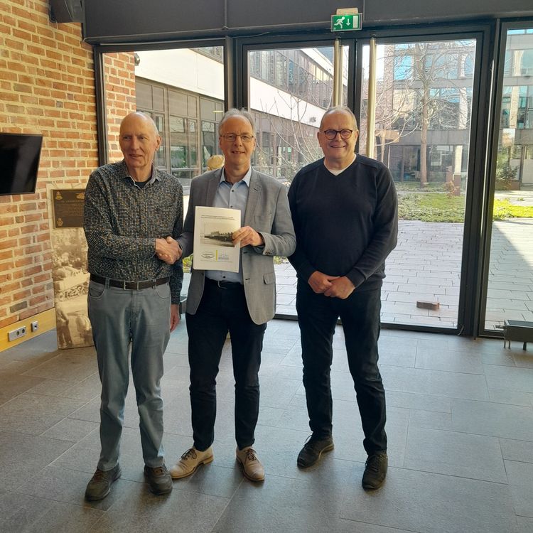 Wethouder Jan van Bosch ontvangt waardenstelling Ten Cate fabriek